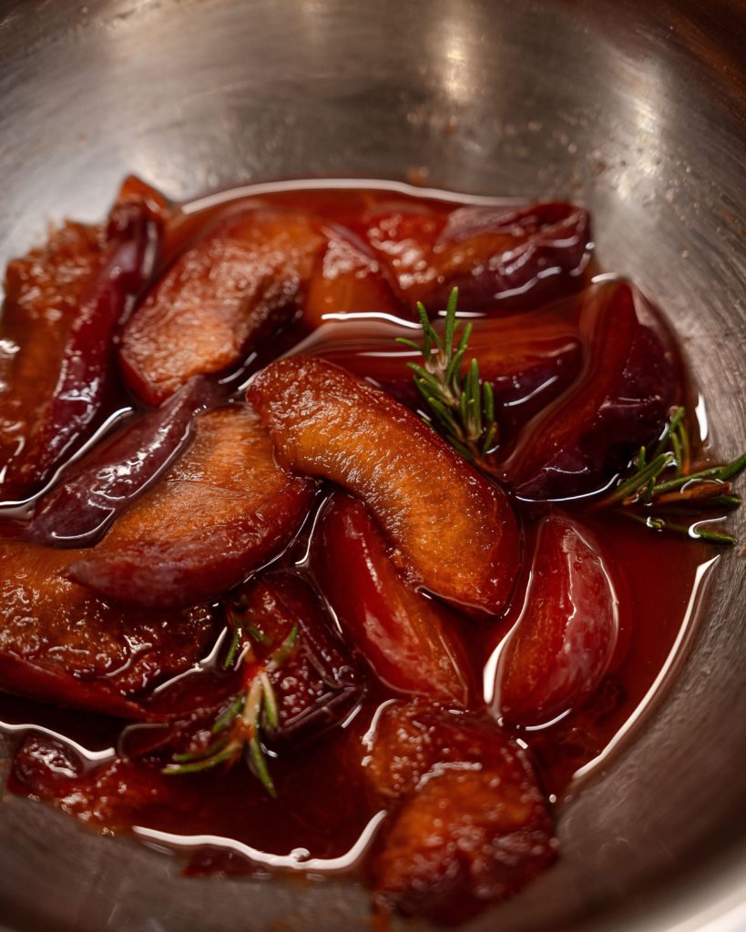 長野県産のプラムと山梨県産のりんごの画像